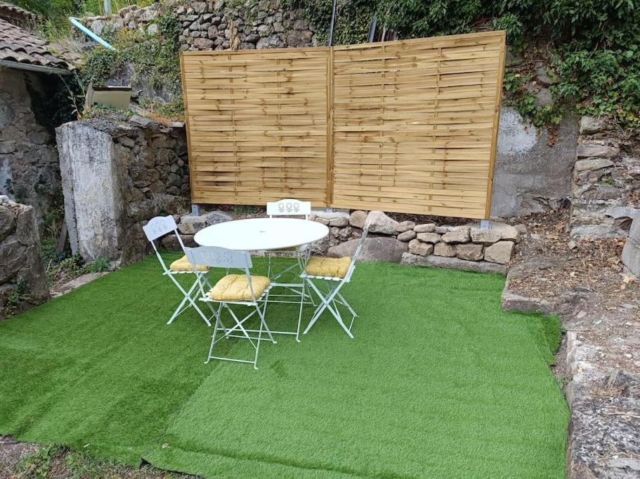 Appartement 2 A 4 Personnes Antraigues Exterior photo